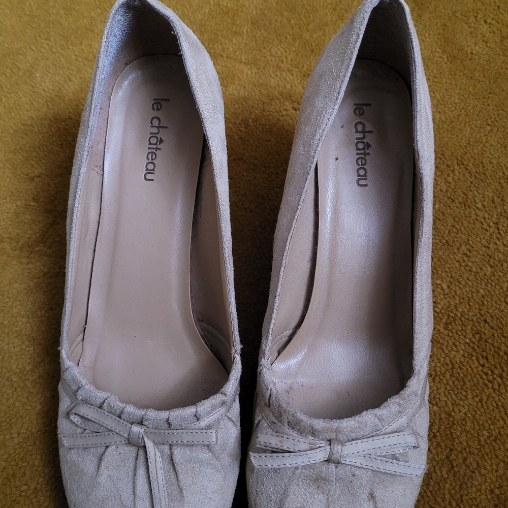 Round toe pumps